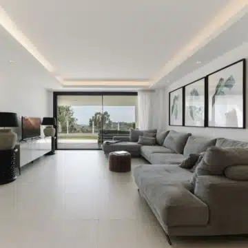 Stunning ground-floor apartment in the highly sought-after community of Azahar de Marbella, Nueva Andalucia Picture 8