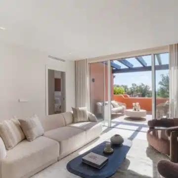 Newly renovated four bedroom duplex penthouse in Nueva Andalucia, Marbella Picture 8
