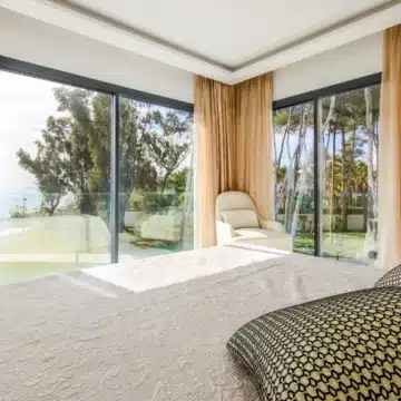Beachfront luxury townhouse with breathtaking sea views in The Island, Estepona Picture 5