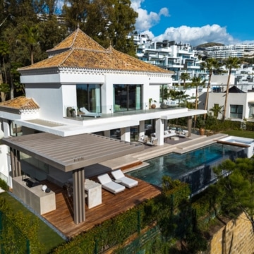 Frontline-golf villa with unobstructed views across the golf course in La Quinta, Benahavis Picture 13