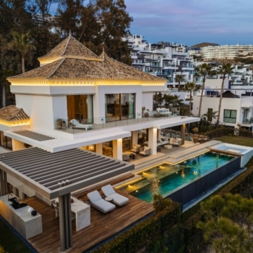Frontline-golf villa with unobstructed views across the golf course in La Quinta, Benahavis Picture 25