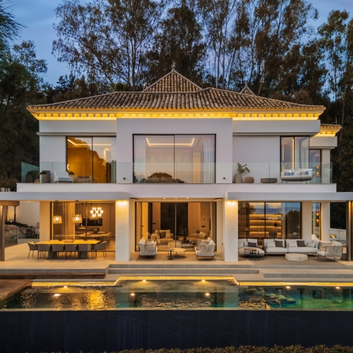 Frontline-golf villa with unobstructed views across the golf course in La Quinta, Benahavis Picture