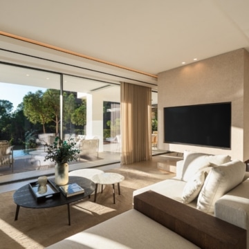 Frontline-golf villa with unobstructed views across the golf course in La Quinta, Benahavis Picture 10