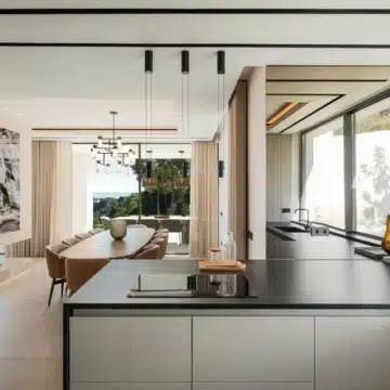 Frontline-golf villa with unobstructed views across the golf course in La Quinta, Benahavis Picture 1