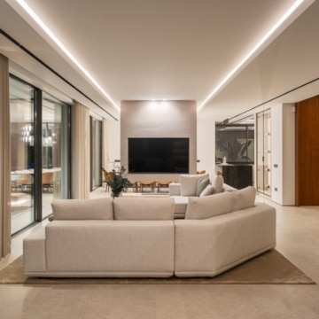 Frontline-golf villa with unobstructed views across the golf course in La Quinta, Benahavis Picture 11