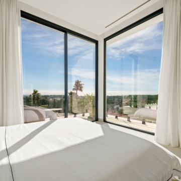Magnificent villa within the private Tresora Villas enclave in La Quinta, Benahavis Picture 1
