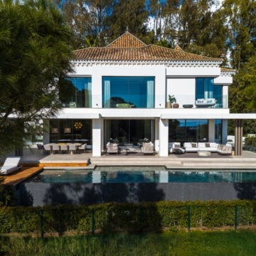 Frontline-golf villa with unobstructed views across the golf course in La Quinta, Benahavis Picture 19