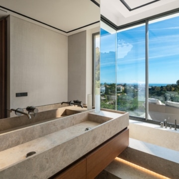Frontline-golf villa with unobstructed views across the golf course in La Quinta, Benahavis Picture 29