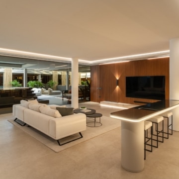 Frontline-golf villa with unobstructed views across the golf course in La Quinta, Benahavis Picture 14