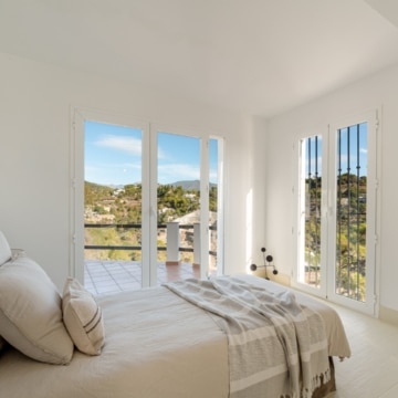 Andalusian style luxury villa with panoramic sea views in El Madroñal, Benahavis Picture 25