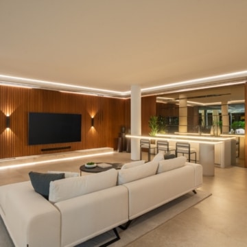 Frontline-golf villa with unobstructed views across the golf course in La Quinta, Benahavis Picture 12