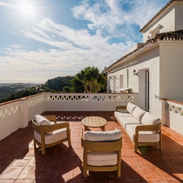 Andalusian style luxury villa with panoramic sea views in El Madroñal, Benahavis Picture 31