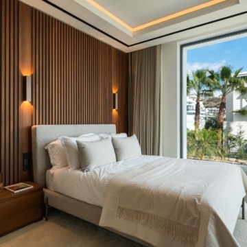 Frontline-golf villa with unobstructed views across the golf course in La Quinta, Benahavis Picture 8