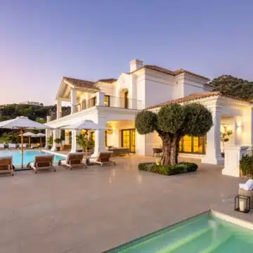 Andalusian-inspired luxury mansion with panoramic views in Marbella Club Golf Resort, Benahavis Picture 2