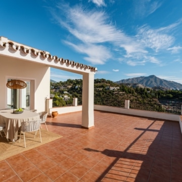 Andalusian style luxury villa with panoramic sea views in El Madroñal, Benahavis Picture 48