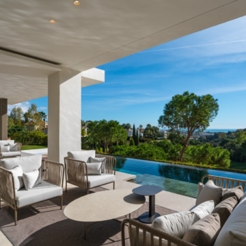 Frontline-golf villa with unobstructed views across the golf course in La Quinta, Benahavis Picture 22