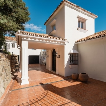 Andalusian style luxury villa with panoramic sea views in El Madroñal, Benahavis Picture 52