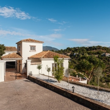 Andalusian style luxury villa with panoramic sea views in El Madroñal, Benahavis Picture 53