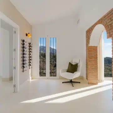 Andalusian style luxury villa with panoramic sea views in El Madroñal, Benahavis Picture 5