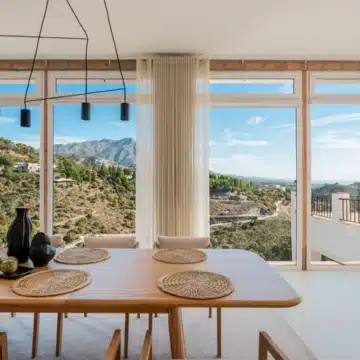 Andalusian style luxury villa with panoramic sea views in El Madroñal, Benahavis Picture 9