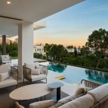Frontline-golf villa with unobstructed views across the golf course in La Quinta, Benahavis Picture 5