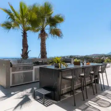 Contemporary villa positioned to capture breathtaking sea views in La Quinta, Benahavís Picture 3