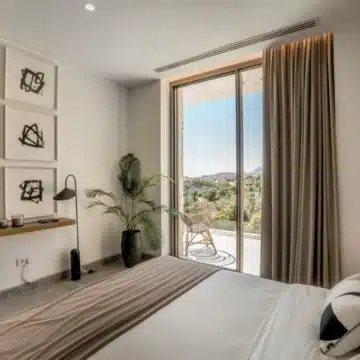 Contemporary villa positioned to capture breathtaking sea views in La Quinta, Benahavís Picture 7