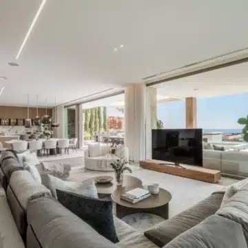 Contemporary villa positioned to capture breathtaking sea views in La Quinta, Benahavís Picture 0