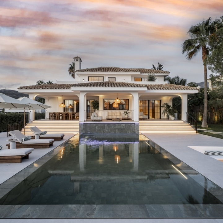 Villa nestled on a privileged location with beautiful golf and sea views in Nueva Andalucia Picture