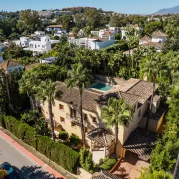 Five bedroom Mediterranean Villa offering serene views in Nueva Andalucía, Marbella Picture 7
