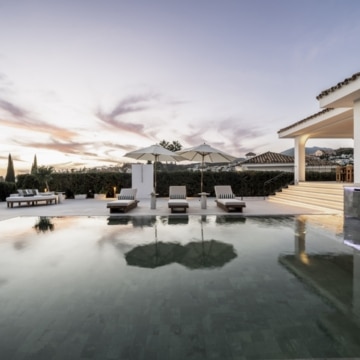 Villa nestled on a privileged location with beautiful golf and sea views in Nueva Andalucia Picture 10
