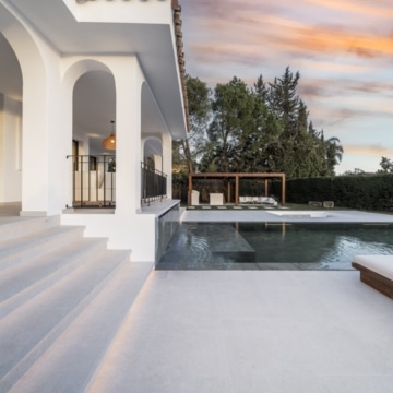 Villa nestled on a privileged location with beautiful golf and sea views in Nueva Andalucia Picture 11