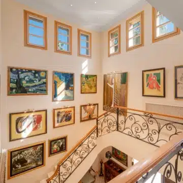 Five bedroom Mediterranean Villa offering serene views in Nueva Andalucía, Marbella Picture 4