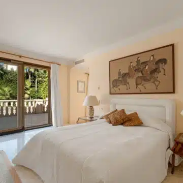 Five bedroom Mediterranean Villa offering serene views in Nueva Andalucía, Marbella Picture 18