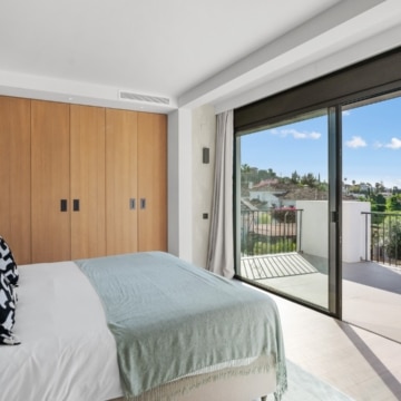 Scandinavian-style villa with panoramic views over Los Naranjos Golf in Nueva Andalucía Picture 21