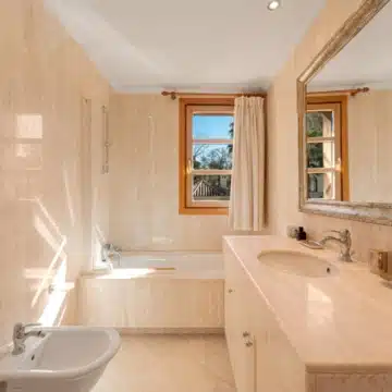 Five bedroom Mediterranean Villa offering serene views in Nueva Andalucía, Marbella Picture 19