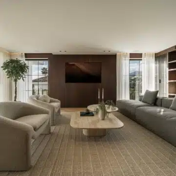 Villa nestled on a privileged location with beautiful golf and sea views in Nueva Andalucia Picture 2