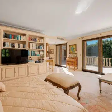 Five bedroom Mediterranean Villa offering serene views in Nueva Andalucía, Marbella Picture 8
