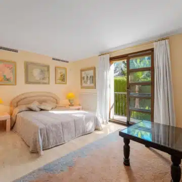 Five bedroom Mediterranean Villa offering serene views in Nueva Andalucía, Marbella Picture 5