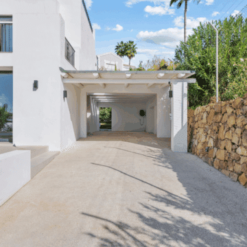 Scandinavian-style villa with panoramic views over Los Naranjos Golf in Nueva Andalucía Picture 1