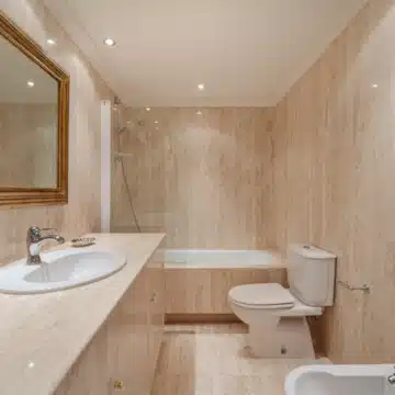 Five bedroom Mediterranean Villa offering serene views in Nueva Andalucía, Marbella Picture 21