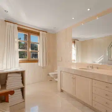 Five bedroom Mediterranean Villa offering serene views in Nueva Andalucía, Marbella Picture 22