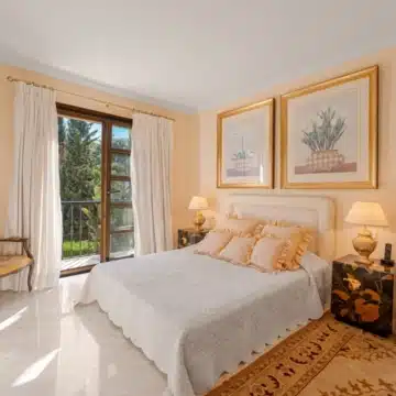 Five bedroom Mediterranean Villa offering serene views in Nueva Andalucía, Marbella Picture 14