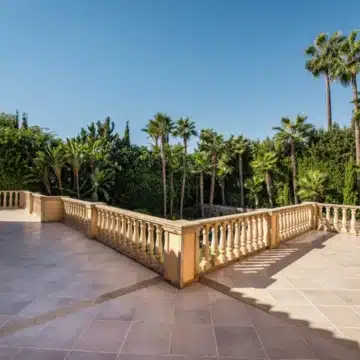 Five bedroom Mediterranean Villa offering serene views in Nueva Andalucía, Marbella Picture 27