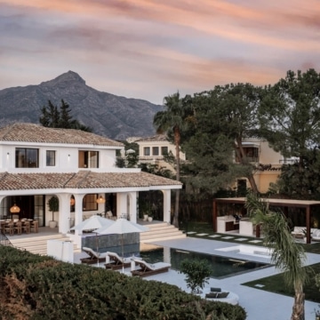 Villa nestled on a privileged location with beautiful golf and sea views in Nueva Andalucia Picture 35