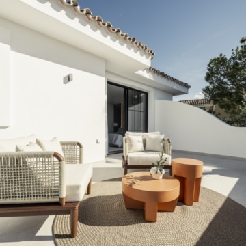 Villa nestled on a privileged location with beautiful golf and sea views in Nueva Andalucia Picture 27