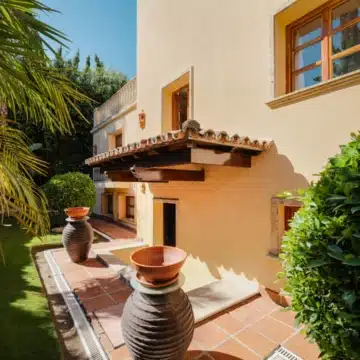 Five bedroom Mediterranean Villa offering serene views in Nueva Andalucía, Marbella Picture 30