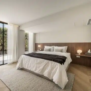 Villa nestled on a privileged location with beautiful golf and sea views in Nueva Andalucia Picture 3