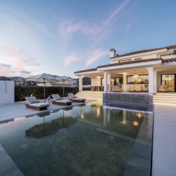 Villa nestled on a privileged location with beautiful golf and sea views in Nueva Andalucia Picture 36