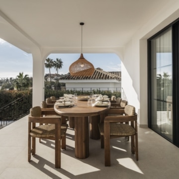 Villa nestled on a privileged location with beautiful golf and sea views in Nueva Andalucia Picture 45